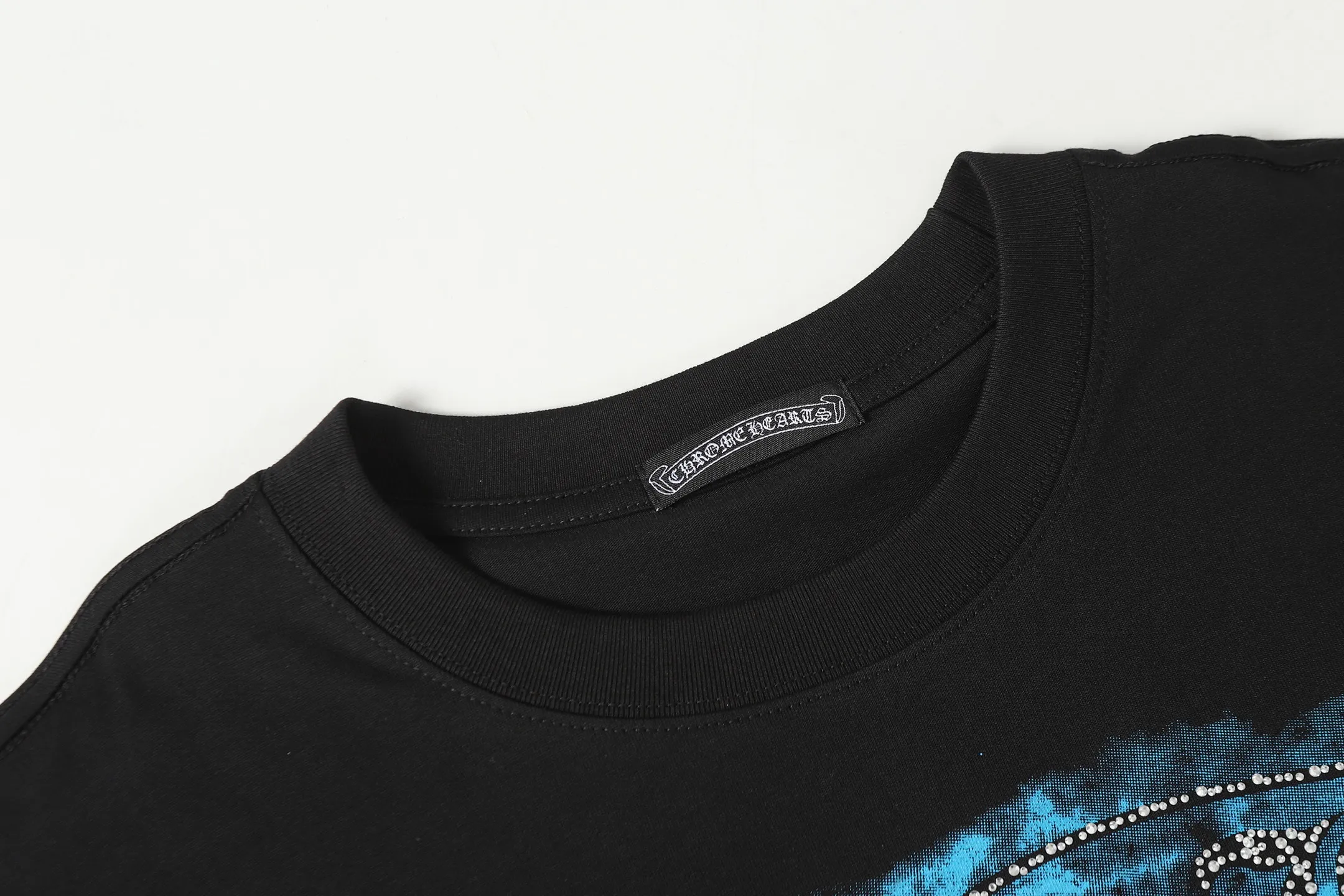 P170 Chrome Hearts CH Chrome Hearts Colorful Horseshoe Sanskrit Hot Diamond Letters Printed Short Sleeve T-shirt Uses direct injection imported machine printing. All hardware and accessories are milled and customized. Correctly configured. Black 2025 Chrome Hearts genuine packaging. 260 grams of custom-dyed double yarn cotton. Large version. Loose and stylish. Differentiated from low version, slim and long version with upper body and raised hips. 100% commitment: top quality. Not fast food. Highest version on the market. Top quality - different from ordinary versions on the market. If you care about quality, you should also respect the price. Absolutely 0 after-sales service and 0 return rate so far. It’s hard not to love the style - 260g double yarn cotton custom dyed fabric - Correct high-density main mark, washed tag, hand-sewn